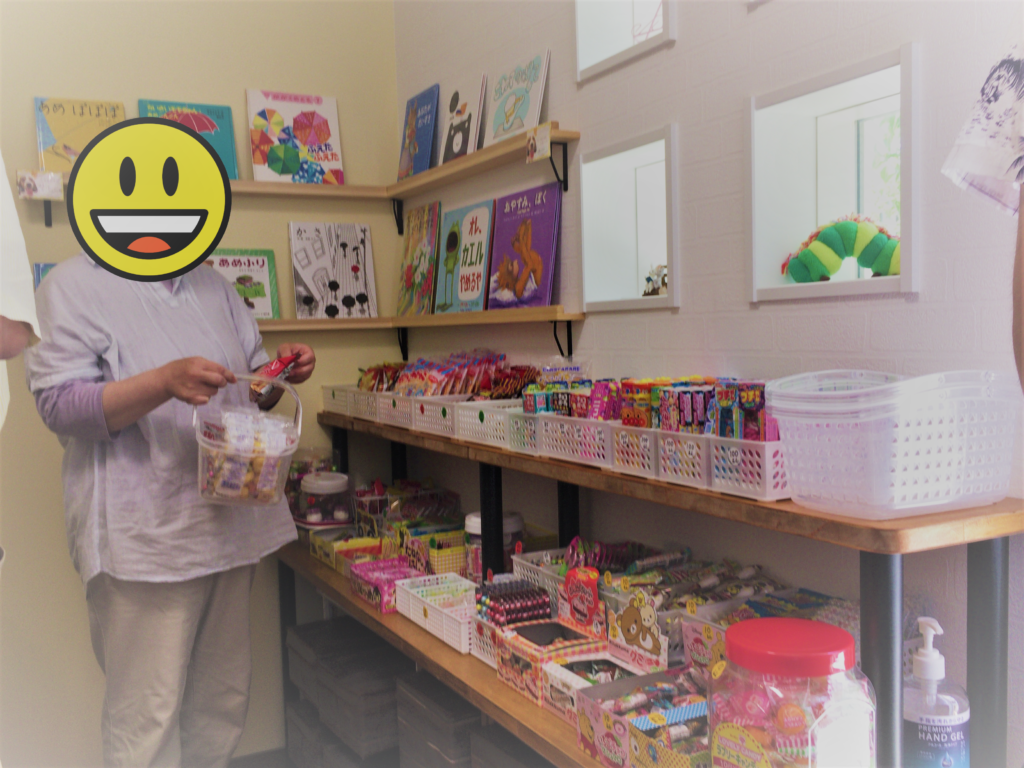 駄菓子屋さんに行きました